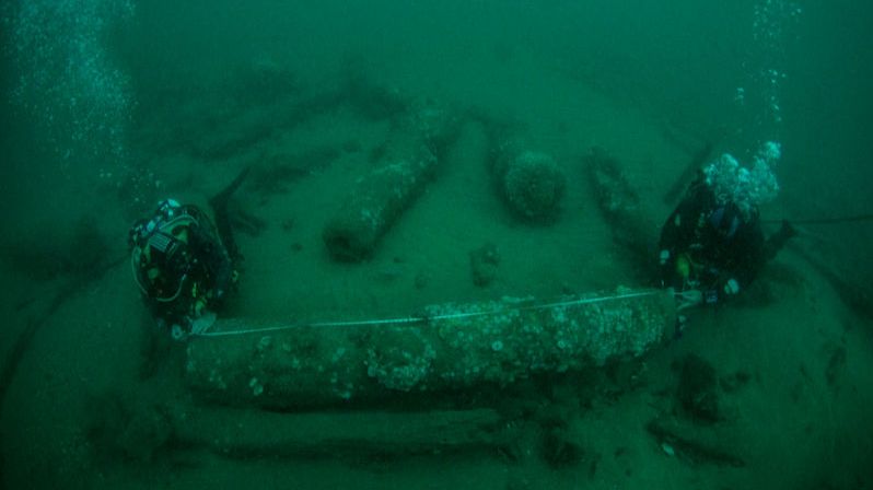 V Británii našli 340 let starý vrak lodi, na které se plavil Jakub II. Stuart